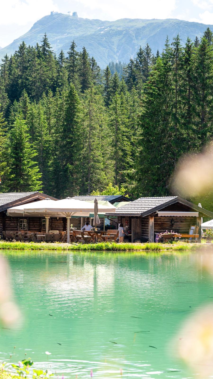 Restaurant Fischerwirt am Fischteich Lech mit Blick auf den Rüfikopf